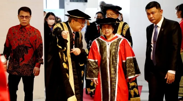 Teks Foto: Megawati Soekarnoputi saat menerima gelar doktor kehormatan (Honoris Causa/HC) bidang transformasi sosial dari Universitas Tunku Abdul Rahman. (ist)