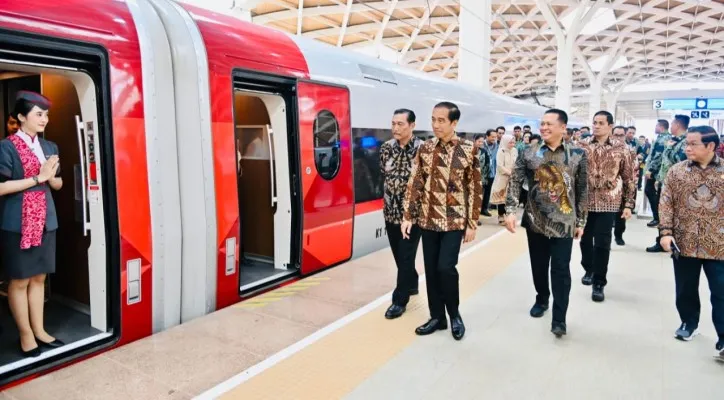 Teks Foto: Presiden Joko Widodo saat meresmikan KCJB Whoosh. (biro pers)