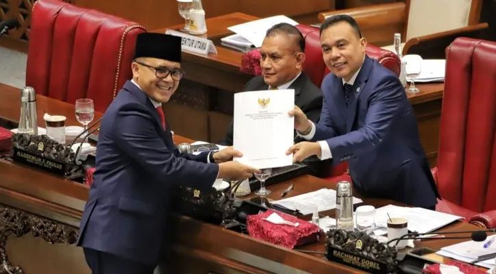 Teks Foto: Menteri PANRB Abdullah Azwar Anas saat menghadiri Sidang Paripurna pengesahan RUU ASN. (ist)