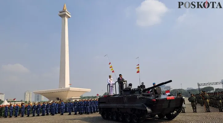 Teks Foto: Presiden Jokowi saat periksa pasukan HUT TNI. (rizal)