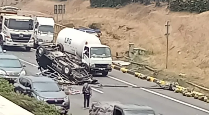 Teks Foto: Mobil pengangkut tabung gas elpiji berukuran 3 kilogram terguling di ruas Tol JORR KM 30+800, Jumat (6/10/2023) siang tadi. (ist)