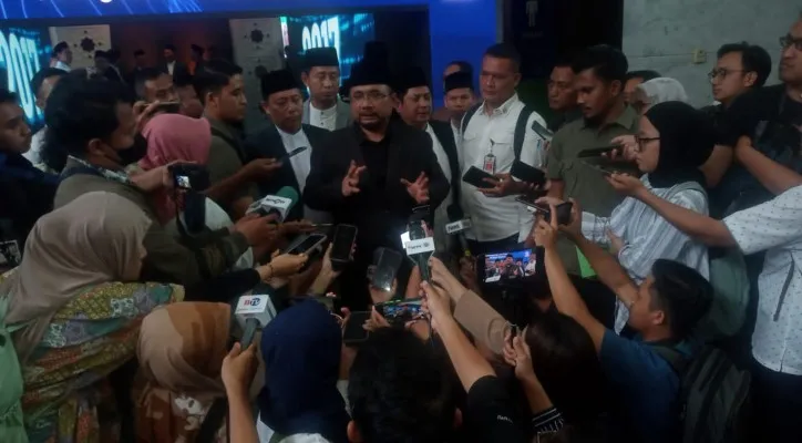 Teks Foto: Menag Yaqut Cholil Coumas saat memberikan keterangan soal buzzer. (ist)