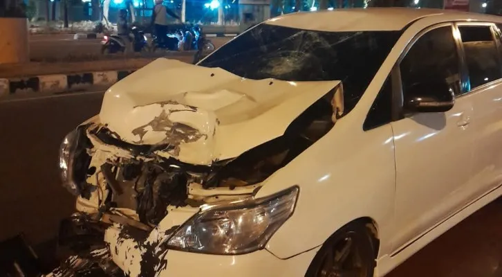 Mobil Toyota Innova ringsek setelah menghantam motor yang ditumpangi 3 orang di Kamayoran, Jakpus. Akibat kejadian 3 orang meninggal dua. (Ist)