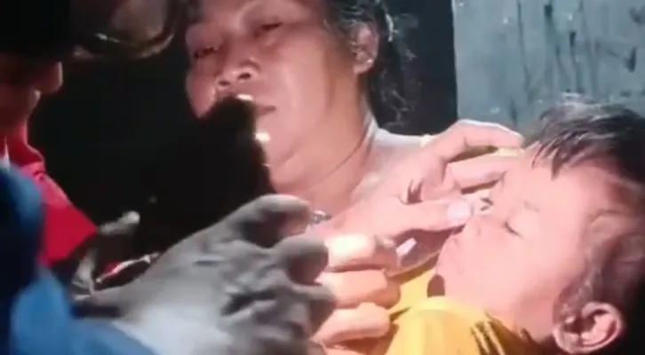 Petugas Damkar Kota Bekasi saat mengeluarkan tutup pulpen dari hidung balita. (Ist)