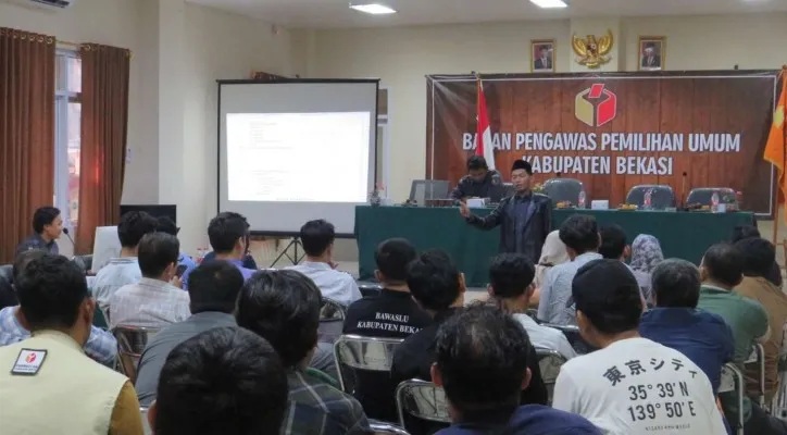 Teks Foto: Bawaslu Kabupaten Bekasi saat gelar pertemuan dengan panwascam. (ist)