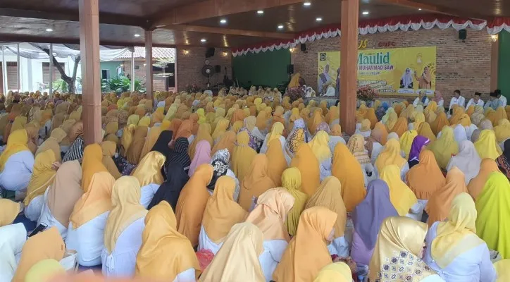 Teks Foto: Ribuan ibu-ibu majlis taklim Depok gelar acara perayaan Maulid Nabi di Sukmajaya Depok. (ist)