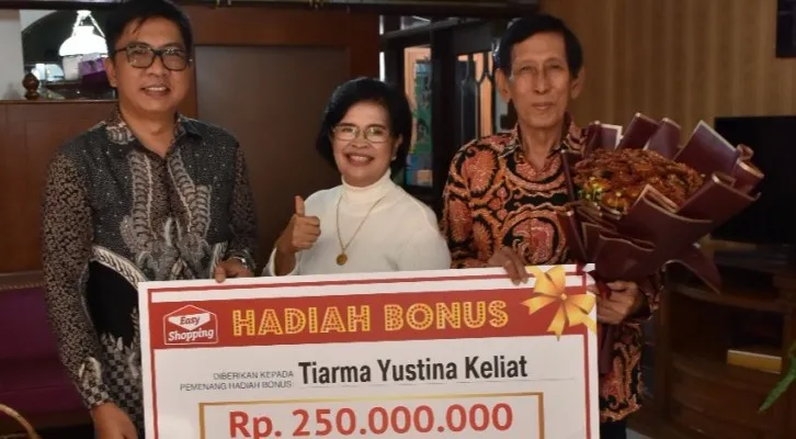 Foto: Easy Shopping memberikan hadiah Rp 250 juta kepada Tiarma Yustina Keliat. (Ist.)