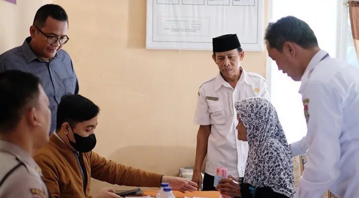 Siap-siap 3 bansos tunai pengganti BLT MRP segera disalurkan. Teks foto: Penyaluran bansos tunai. (ist)