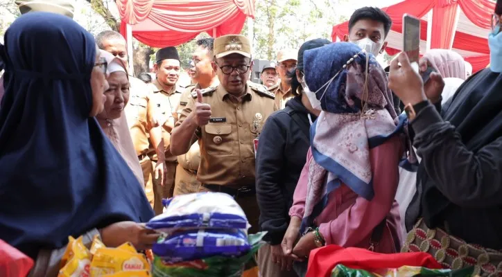 Teks Foto : Pemkot Bekasi saat gelar operasi pasar murah. (Humas)