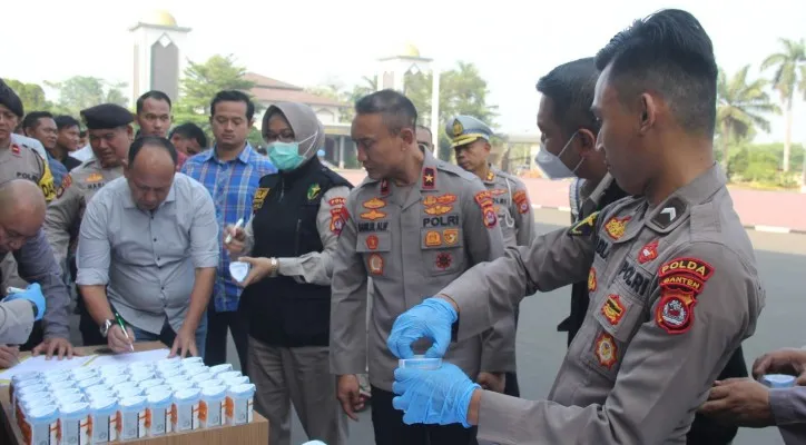 Teks foto : Wakapolda Brigjen Pol M Sabilul Alif saat memantau pelaksanaan tes urine anggota yang dilibatkan OMB. (ist)