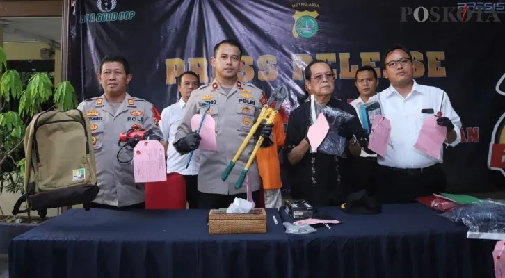 Teks Foto: Kapolsek Mampang Kompol Kanitero berhasil ungkap kasus pencuri kotak amal dengan tersangka residivis dengan barang bukti yang disita. (Angga)