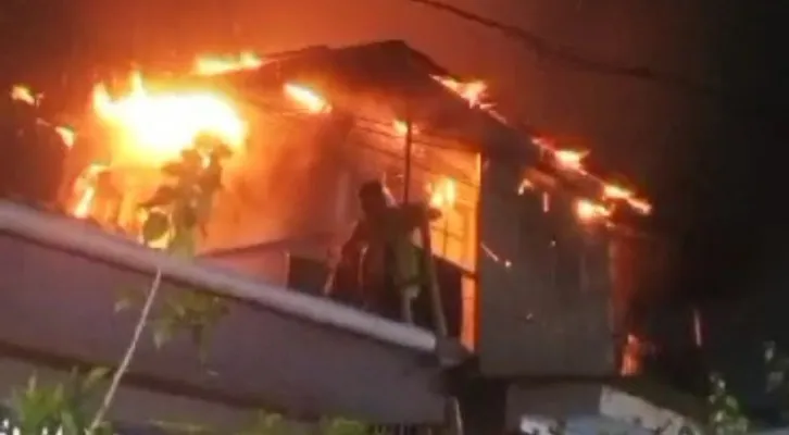 Teks Foto: Api membesar di lantai dua rumah disaat detik-detik warga mencoba memadamkan api terjatuh ke bawah plafon pijakannya jebol. (ist)