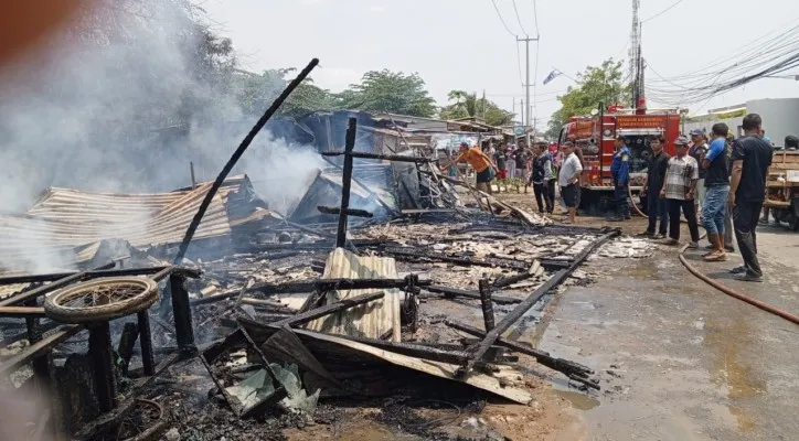 Teks Foto : Kebakaran di tiga Warung di Bekasi. (ist)