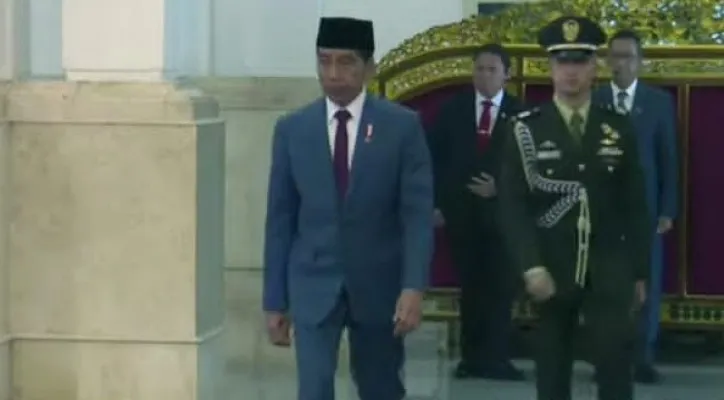 Teks Foto: Presiden Joko Widodo memasuki ruang pelantikan di Istana Negara. (ist)