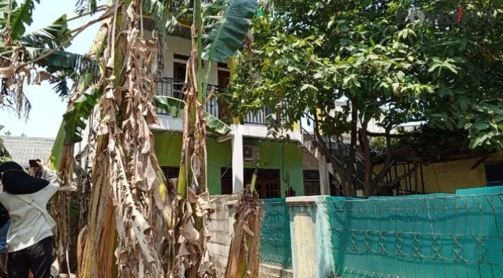 Teks Foto: Rumah kontrakan berlantai dua, tempat pria digerebek densus 88 di Tambun Bekasi. (Ihsan Fahmi)