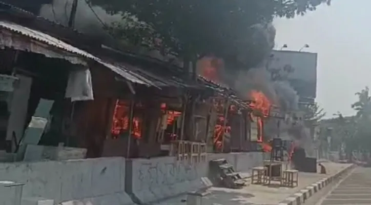 Teks Foto: Kebakaran melanda sebuah ruko yang berlokasi di Jalan Joglo Raya, Kembangan, Jakarta Barat, pada Minggu (29/10/2023). (ist)