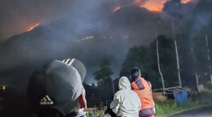 Teks Foto : Karhutla di Lereng Gunung Merbabu belum dapat dipadamkan. (ist)