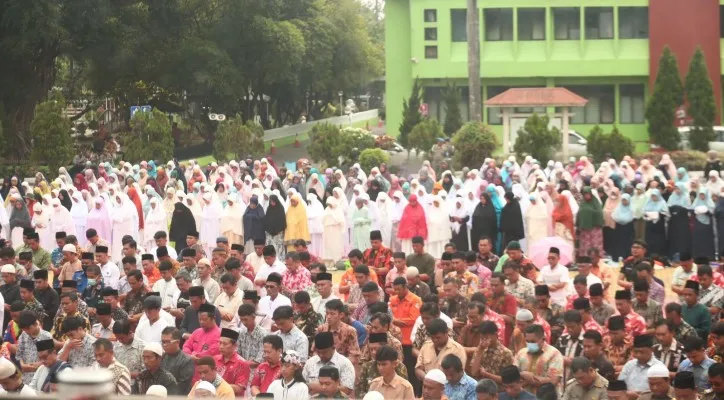 Teks Foto : Potret salat istisqa berjamaah di Pemkot Bekasi. (Humas Pemkot Bekasi)