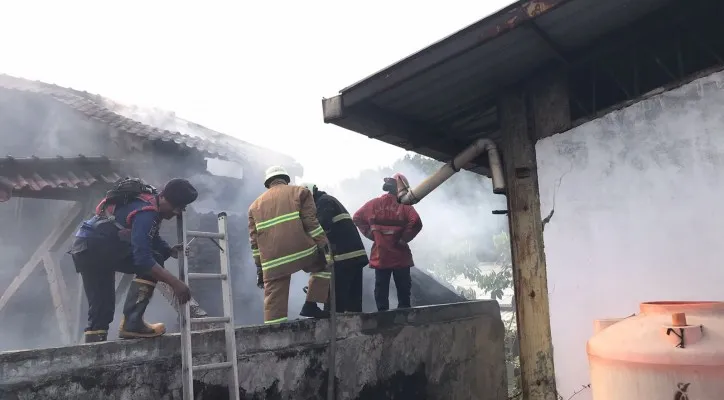 Teks Foto : Kebakaran melanda rumah warga di Pondok Gede Bekasi. (ist)