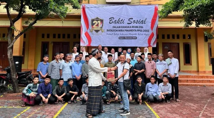 Teks Foto:Ketua Panitia Reuni 21 Tahun Batalyon Wira Pinandita Kombes Martinus Ginting menyerahkan simbolis bantuan ke pemilik yayasa yatim piatu di Jakarta. (ist)