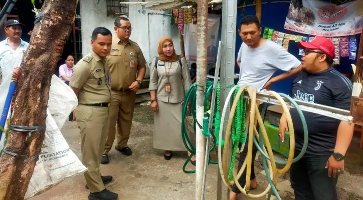 Teks Foto: Kandang unggas warga Sukabumi Selatan dibongkar petugas. (ist)