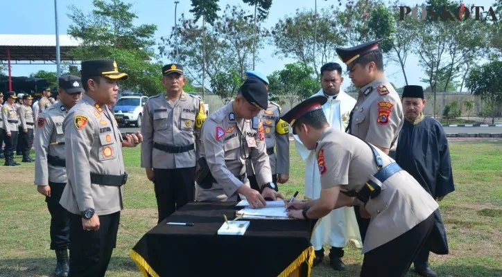 Teks foto : Kapolres Serang AKBP Wiwin Setiawan saat menyaksikan penandatanganan berita acara sertijab. (haryono)