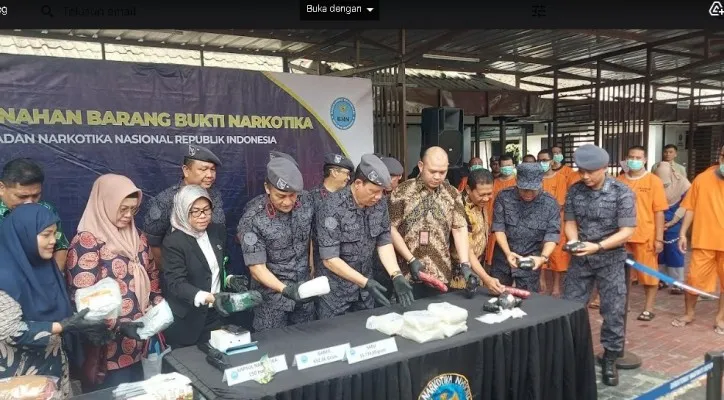 Deputi Pemberantasan BNN RI, Irjen Pol I Wayan Sugiri bersama anggota memusnahkan barang bukti sabu dan obat-obatan terlarang dari 18 tersangka. (Angga)