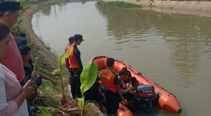 Teks foto : Tim Basarnas saat akan melakukan pencarian korban yang dilaporkan hilang tenggelam menggunakan perahu karet. (ist)