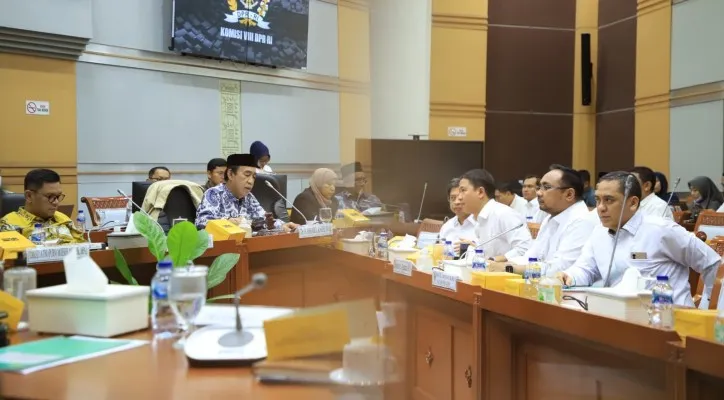 Teks Foto: Menteri Agama Yaqut Cholil Coumas saat menghadiri rapat dengan DPR. (ist)