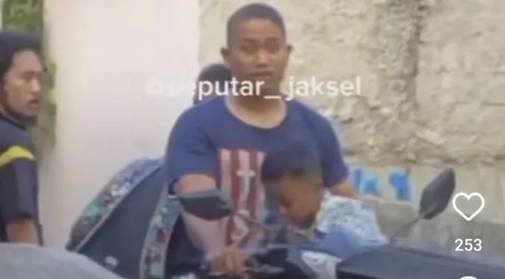 Teks Foto:Tangkapan layar seorang pria ODGJ membuat resah warga pengendara motor hingga nyaris membuat keribuatan di instagram akun @Seputar_Jaksel. (Tangkapan layar)