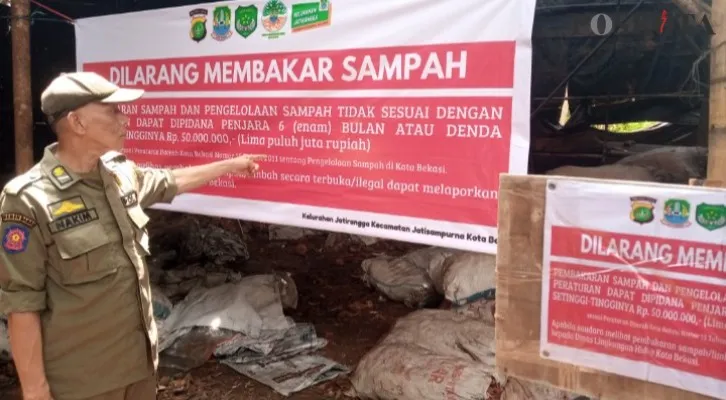 Teks Foto : Pengolahan barang di Jatisampurna Bekasi disegel. (Ihsan Fahmi)