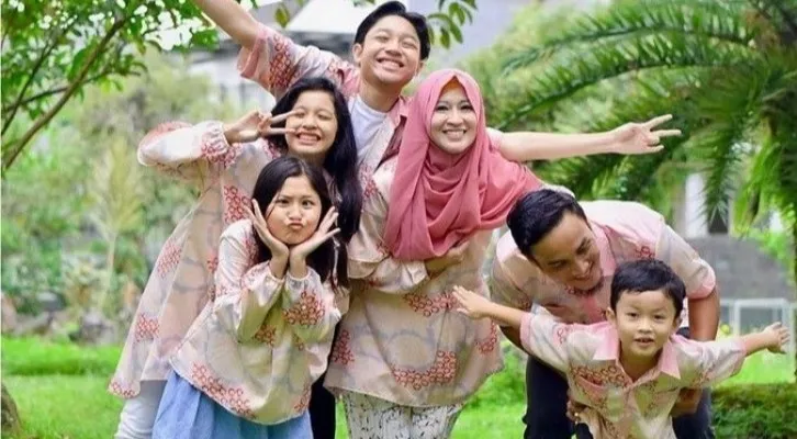 Keluarga Okie Agustina dan Gunawan Dwi Cahyo (Foto: Instagram)