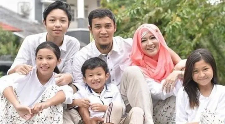 Keluarga Okie Agustina dan Gunawan Dwi Cahyo (Foto: Instagram)