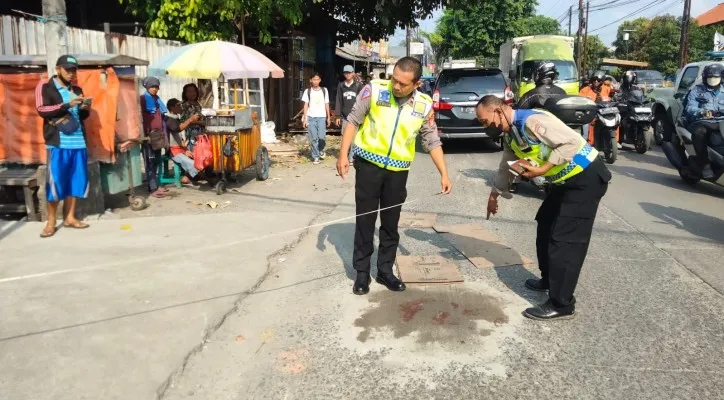 Polisi olah TKP pelajar tewas terlindas truk di Kaliabang, Bekasi. (Ist)