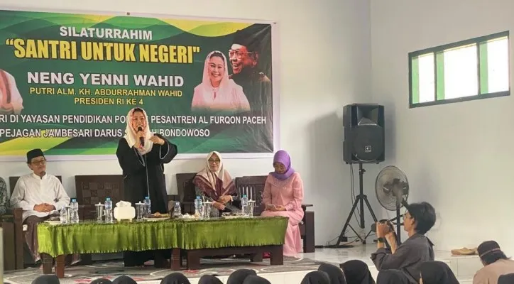 Teks foto:  Yenny Wahid  dalam acara silaturahmi di Pondok Pesantren Al-Furqon Paceh Bondowoso. (ist)