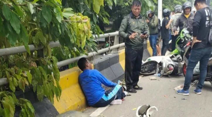 Kendaraan Dinas Satpol PP mengalami kecelakaan menabrak pengendara roda dua di kawasan Tanjung Priok, Jakut. (Ist)