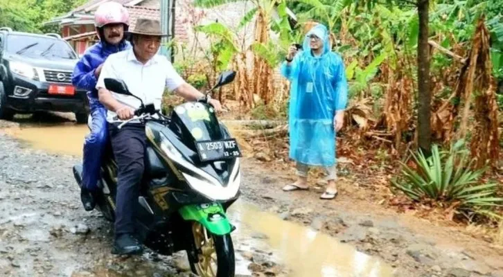 Caption: PJ Gubernur Banten saat cek jalan rusak di Pandeglang. (ist)