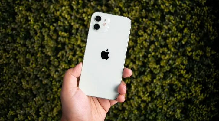 Harga Terbaru iPhone 12 per Januari 2025 Lengkap dengan Spesifikasinya (Sumber: Unsplash Akhil Yerabati)