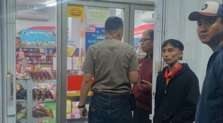 Teks Foto: Polisi datangi TKP perampokan Alfamart di Bekasi Timur. (ist)