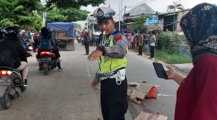 Teks Foto: Kepolisian saat mengatur lalu lintas setelah kejadian kecelakaan di Serang Baru, Bekasi. (ist)