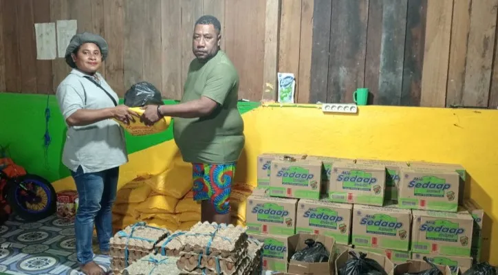 Foto: PT Kristalin Ekalestari menyalurkan Program CSR berupa sembako setiap bulan Warga Desa Nifasi, Distrik Makimi, Kabupaten Nabire, Papua Tengah. (Ist.)