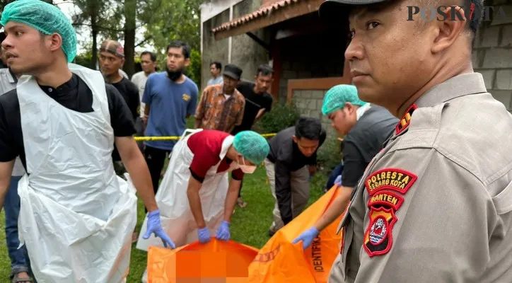 Teks foto : Petugas Forensik RS Bhayangkara saat akan mengevakuasi jasad korban ke RS Bhayangkara. (haryono)