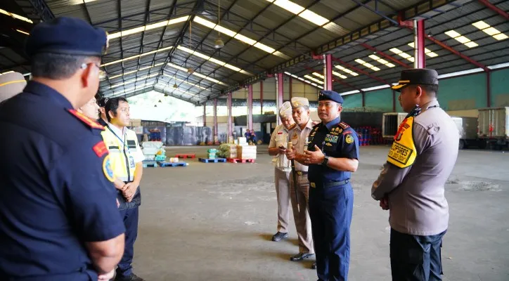 Caption foto : Direktur Jenderal Pengawasan Sumber Daya Kelautandan Perikanan (PSDKP), Laksamana Muda TNI, Adin Nurawaluddin, M. Han melakukan monitoring pengamanan. (ist)