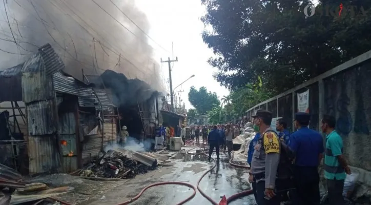 Teks Foto: Bhabinkamtibmas Kelurahan Kemiri Muka Aiptu Rodjudin mengecekt tkp yang membakar lapak besi tua terbakar sudah dapat padam. (Angga)