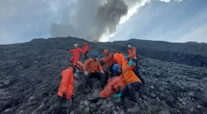 Teks Foto: Evakuasi korban Gunung Merapi. (ist)