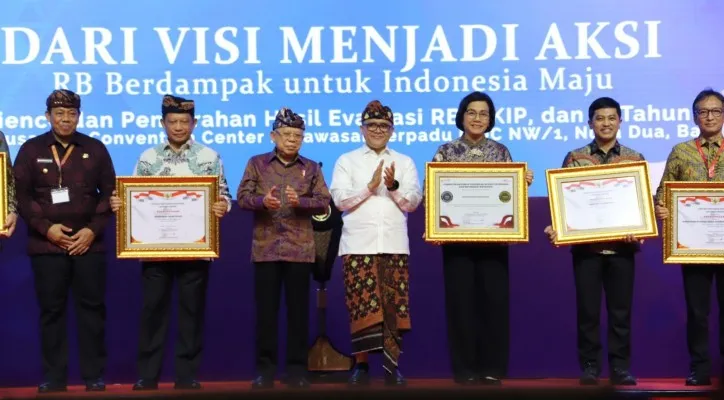 Teks Foto: Wapres KH Ma'ruf Amin berikan penghargaan reformasi birokrasi. (Setwapres)