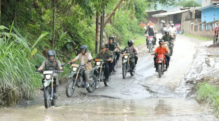 Teks Foto : Kepala BNPB Suharyanto saat tinjau banjir. (ist)