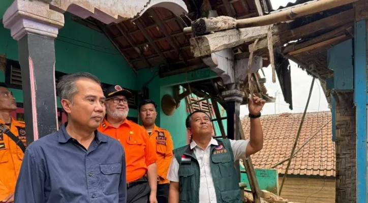 Teks Foto : Pj Gubernur Jawa Barat Bey Machmudin saat tinjau gempa di Bogor. (ist)