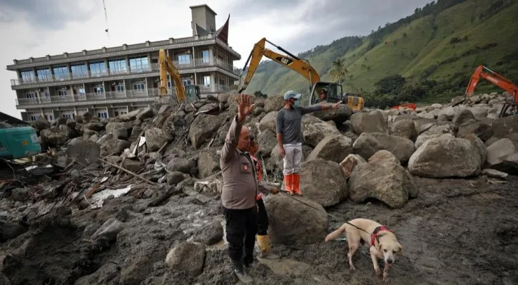 Teks Foto: Operasi SAR Banjir Bandang Humbang Hasundutan gunakan anjing pelacak. (ist)