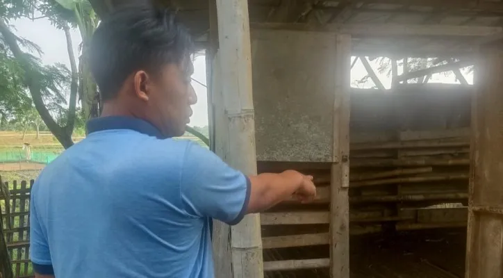 Teks foto : Personil Unit Reskrim saat berada di lokasi kandang kambing. (ist)